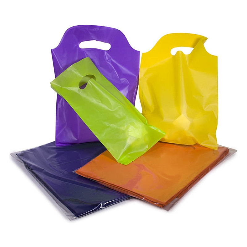 Set di sacchetti di plastica vuoti colorati. shopper in plastica con manici.  illustrazione su sfondo bianco