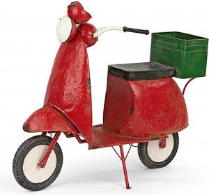 Scooter rosso con cesto verde