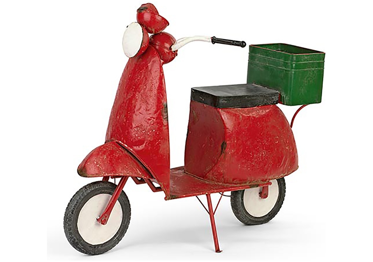 Scooter rosso con cesto verde