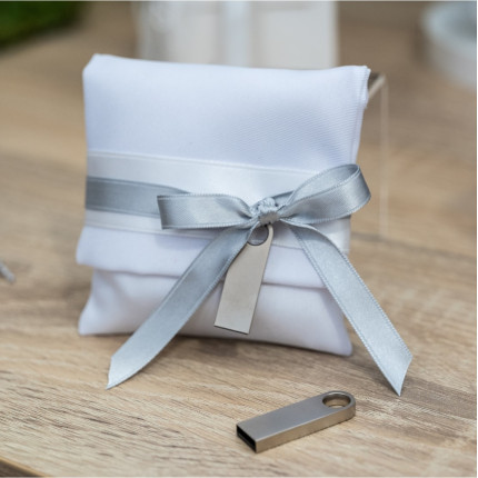 Chiavetta Usb Argento da 8 GB per Bomboniera - vendita online all'ingrosso b2b
