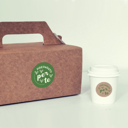 Etichetta Tonda Linea Preparato per Te - Vendita online all'ingrosso b2b - ambientata bauletto take away e bicchiere