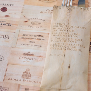 PortaPosate in Carta con Tovagliolo Enoteca - Vendita online all'ingrosso b2b - ambientata
