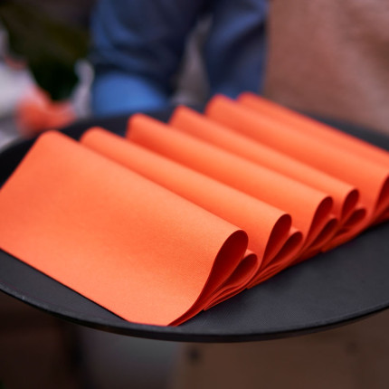 Tovaglioli Colorati Dunisoft Professionali (60 pezzi) - Vendita online all'ingrosso b2b - mandarino ambientata