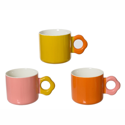 Tazza in porcellana con manico a fiore Tazza in porcellana con manico a fiore