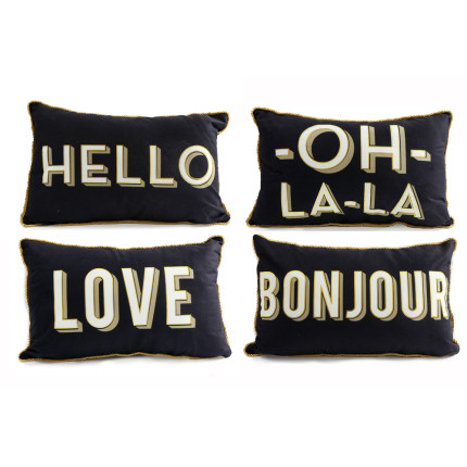Cuscino nero con scritte Cuscino nero con scritte