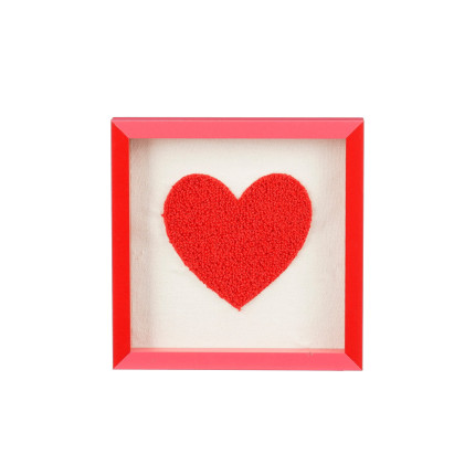 Cornice Rossa con Cuore Ricamato