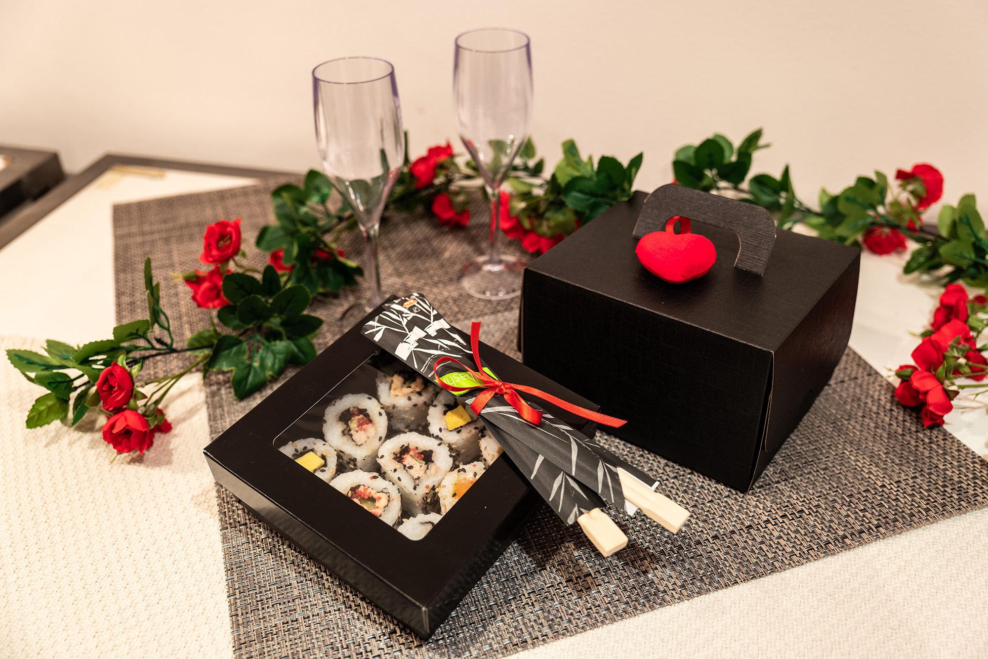 Collezione di regali di san valentino in set di scatole diverse in stile  piatto
